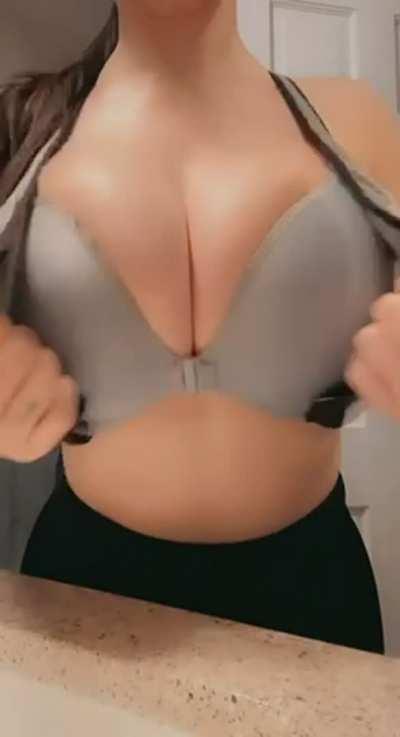 Bimbo boob bounce