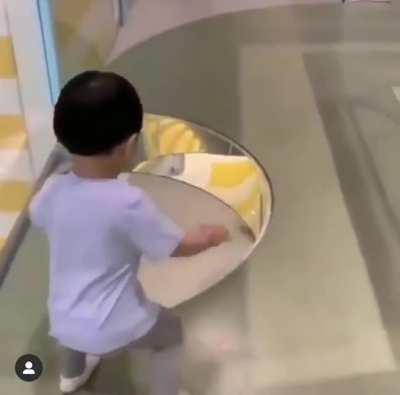 Toddler’s danger 💀 awareness