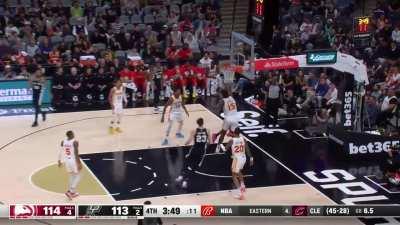 [Highlight] Blake Wesley gives the Spurs the lead over the Hawks, Spurs were once down by 24 points