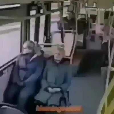 Oigan si alguien viaja en el tiempo para arreglar un error del pasado crearía una paradoja en el tiempo debido a que si lo arregla deja de existir motivo para viajar justo a ese momento pero si no viaja no lo arregla o puede que cambie su futuro excluyend