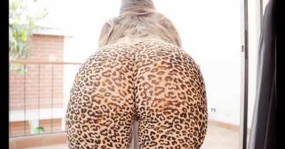 
warm day of yoga pants  so fresh and tight 
with out of pantys better