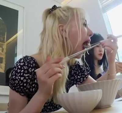 Eunha demonstrating inventory management!