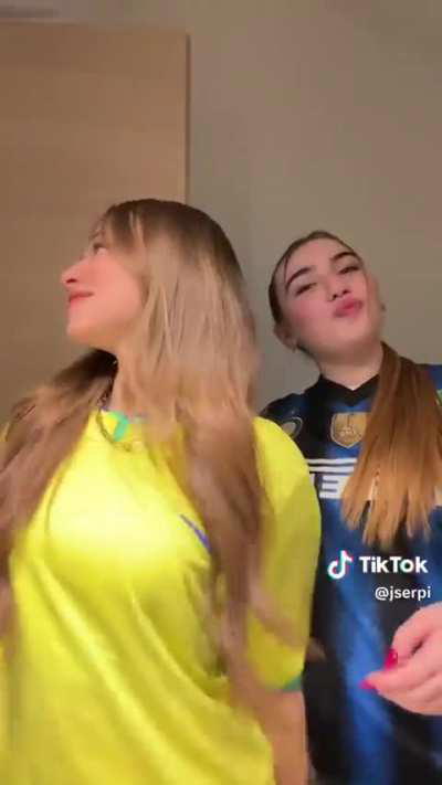 Jenni Serpi bacia la sua amica 🤤