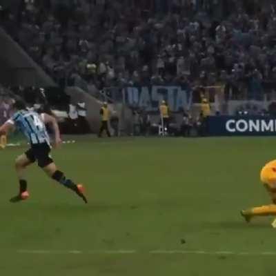 Na bola.. zagueiro argentino raiz