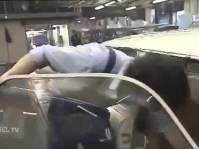 Trabant Spaltmaßkontrolle und Korrektur. Nur echt mit Tritt, Hammer und VoKuHila