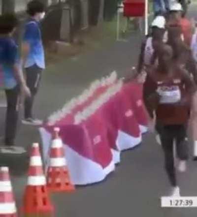 Runner knocked down all water bottles from the table and grabbed the last one. Example of bad sportsmanship.