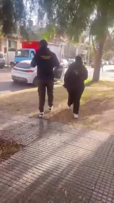 Vecina del barrio Villa Bosch denunció que dos supuestos oficiales de la ley se bajaron de un vehículo sin patente y la quisieron llevar de testigo, cuando se negó huyeron