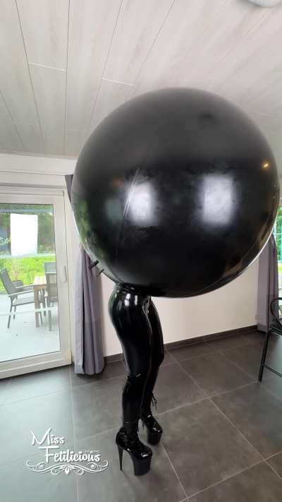 What do you think of this huge ball dress? ⚫️