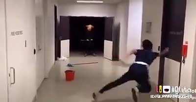 الفيديو دة موتنى من الضحك