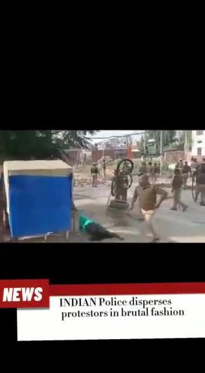 Protestors demanding compensation for land acquisition meet Police