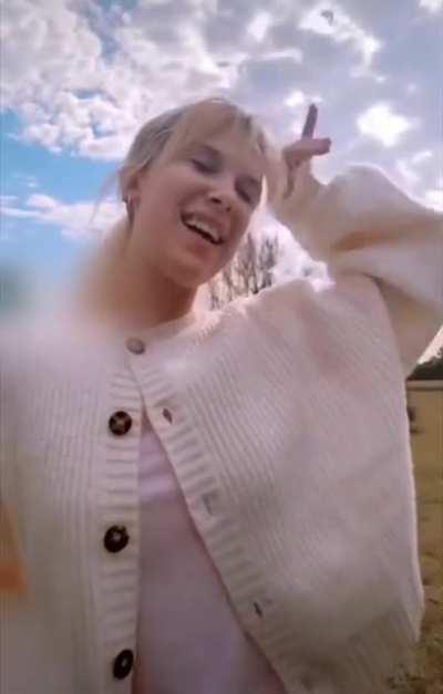 Millie-Bobby-Brown// 2/4