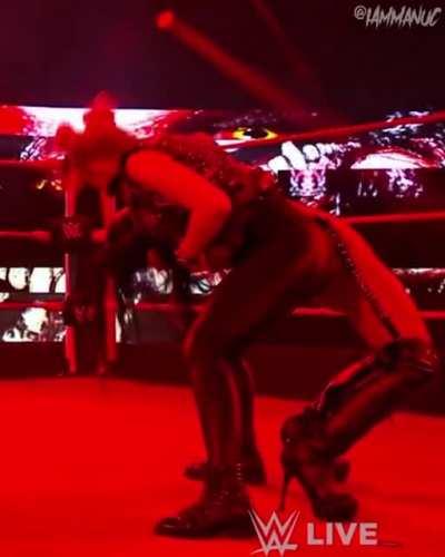 Alexa in her leather pants into a sister abigail 🤩