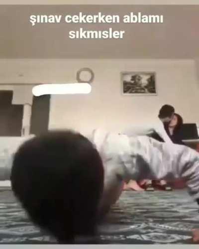 Siz şınav çekin ablanızı sikiyorum