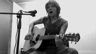 Три года назад ушёл из жизни последний русский тру панк-рокер Констатин Ступин.Только в последние годы 44-летней жизни он зажил как мечтал,но за всё приходится платить и пристрастие к наркотикам забрало его у нас.Выкладываю не самый известный его ролик 