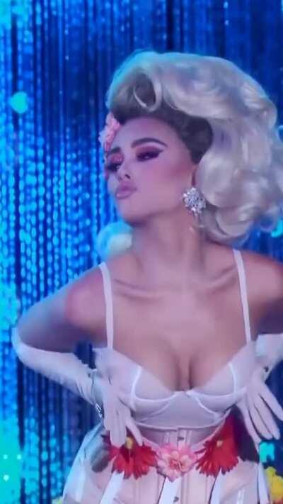 Madison Beer invites you to shoot a huge load on her!