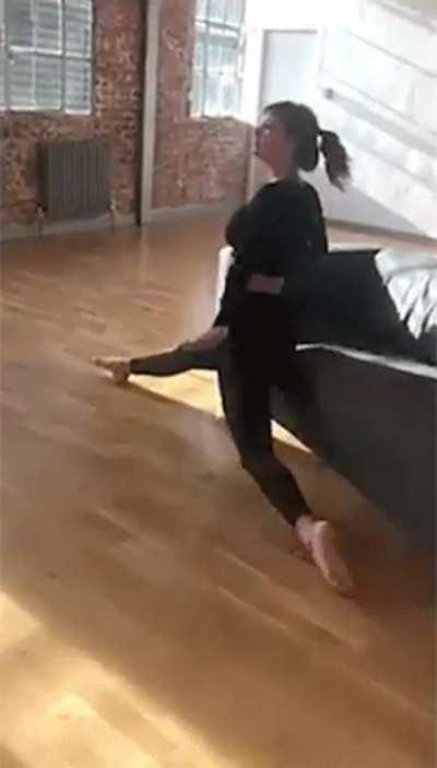 Taylor doing a full split turns me on so much