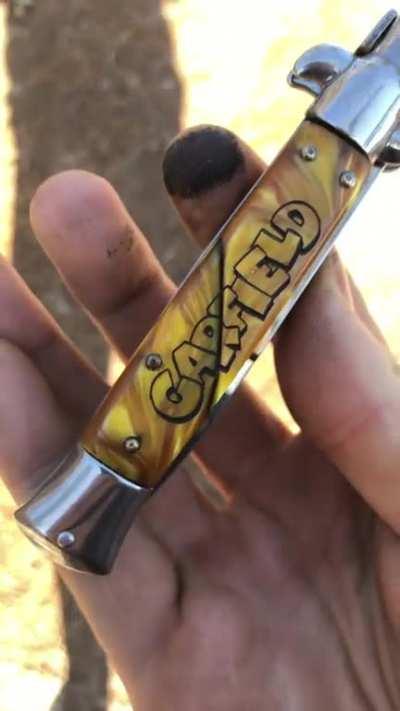 A Garfield switchblade. Is it lasagna or lasagne?