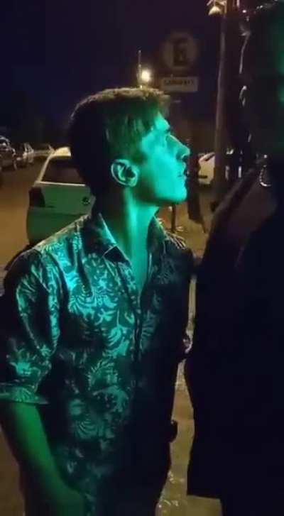 Hay que reconocer mas de una oportunidad para que se vaya tranquilo...