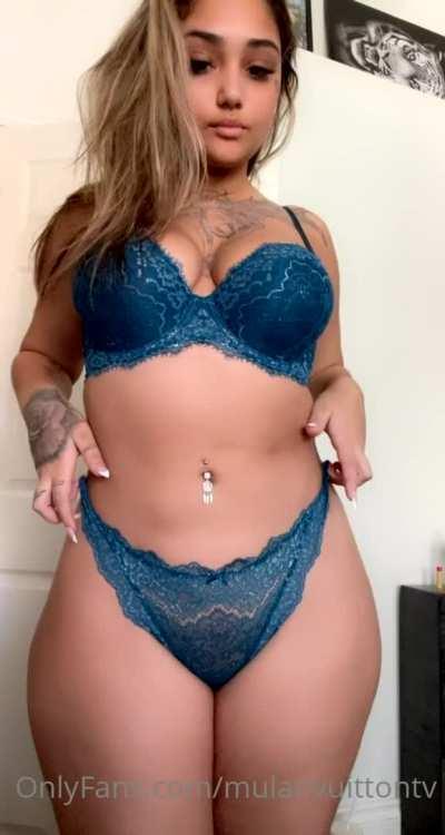 Ayoooo someone help this girl with tattoo work. Jesus.