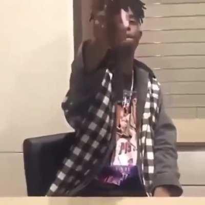 Carti reloading his Uzi 🔥