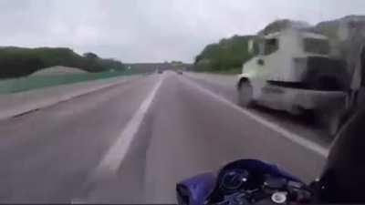 185 mph on a busy highway -- Idiot on a Bike