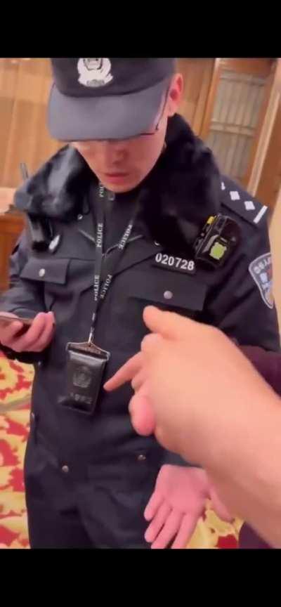 黑皮来北大法学教授聚会现场抓人，结果被教授怼了回去：“咱们都是玩这个的，别牛逼，别跟我们来这一套”