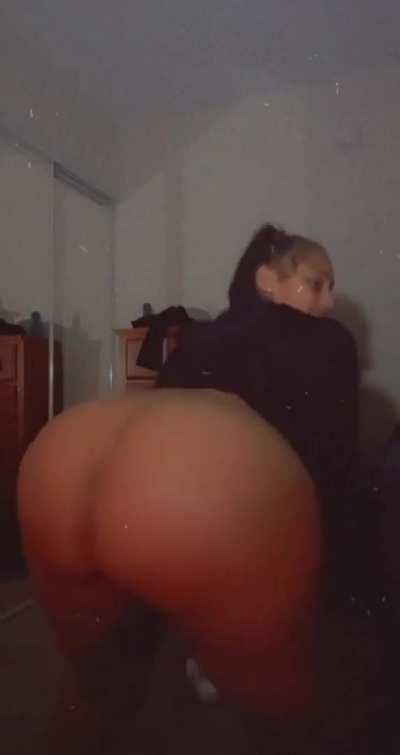 Shake those asscheeks