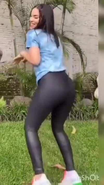 Kim rebotando su culote