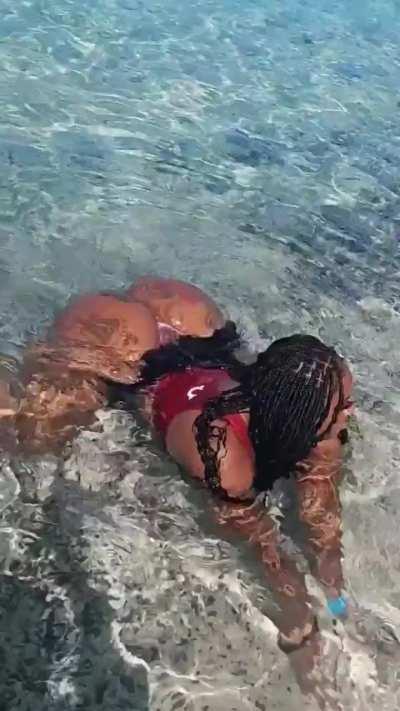 Ain’t nothing like having a Big booty on vacation