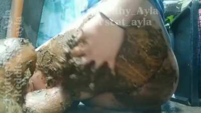 I look so sexy covered in shit [F]