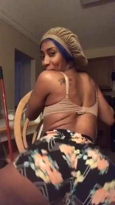 ʍɨŁώąµƙƹƹ6Łµƹ Quick Twerkie