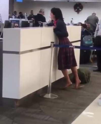 Woman screams at JetBlue workers whilst claiming to have a gun.