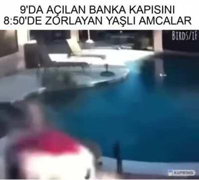 Gardaşım açsanıza kapıyı saat kaç oldu ya