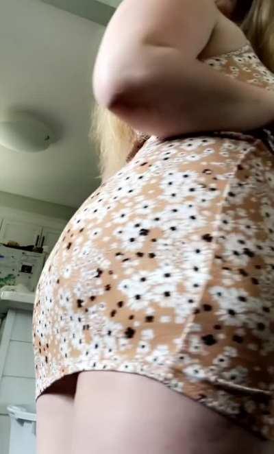 I love my curves in a sundress 🍑