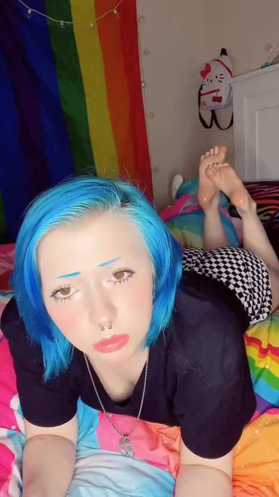 ghoulsbrainmush TikTok Live Clip 2024.04.02 Gaming with Bare Soles in the Pose 