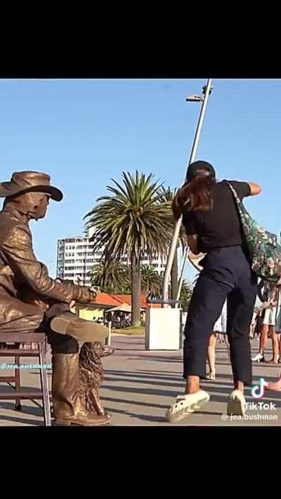 To admire the statue 