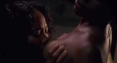 Black women started kissing each other after some drinks 🍷