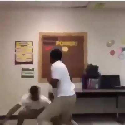 O cr tem sharingan nos olhos