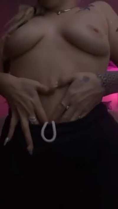 I love playing with titties😛