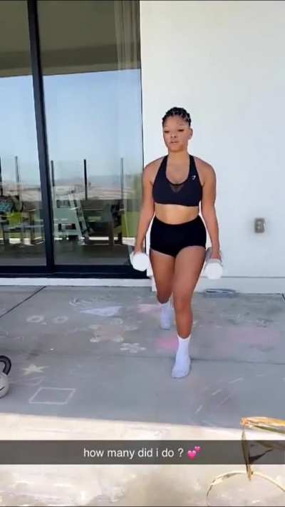 Halle's outdoor workout | Snapchat 9•09•25