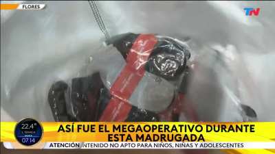 VIDEO: Así fue el mega-operativo policial esta madrugada para secuestrar indumentaria de marcas apócrifas en Flores