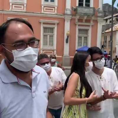 “O arcebispo de Feira de Santana, Dom Zanoni, joga capoeira no meio do Terreiro de Jesus, em Salvador. ”