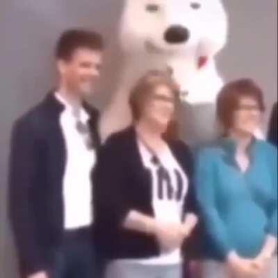 Luba na loja escolhendo microfones