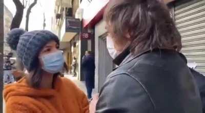 Empleada se acerca a Milei Para contarle su realidad