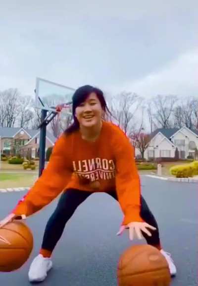 Cute girl playing basketball 🏀