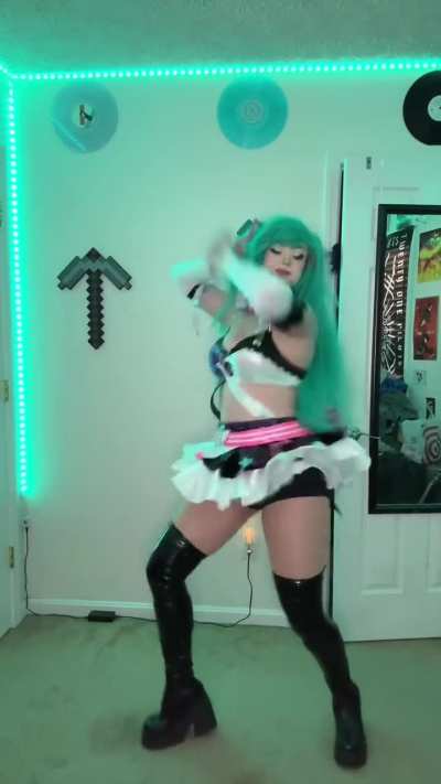 The cat is amazing, she deserves all the attention possible. 😍😍