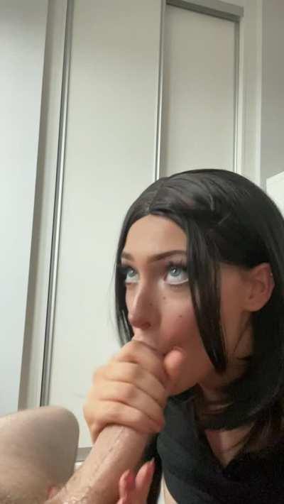 Ariesia sucks a big dick !