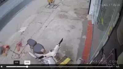 guy gets his leg cut off by robber with machete.