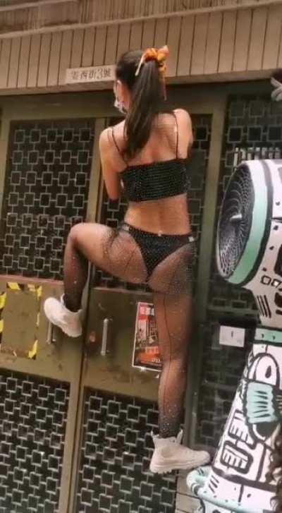 💕 Catch me dancing on the grille