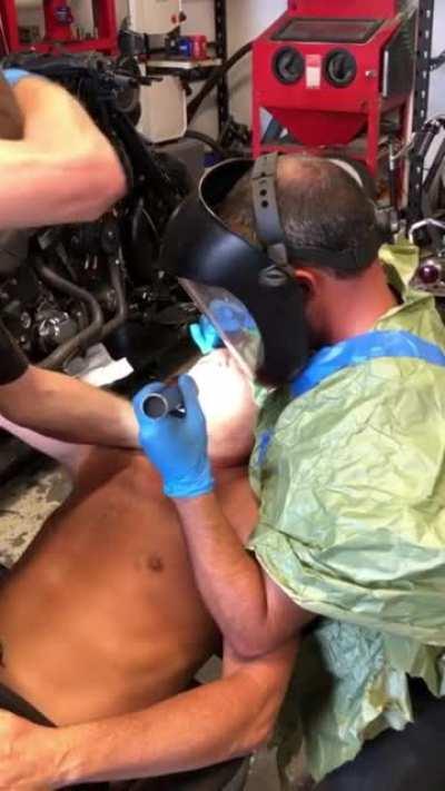 No dental insurance? No problem…Harley mechanic pulls tooth for friend with no insurance! 🦷😫